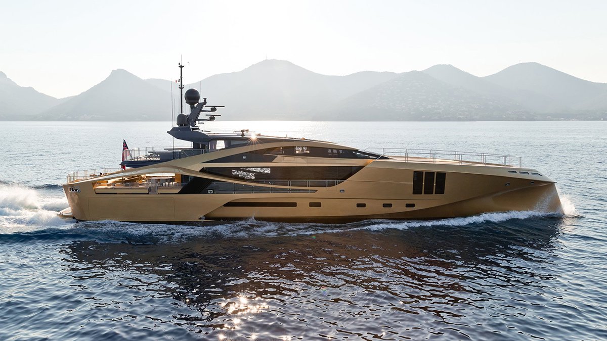 Khalilah: lo yacht ricoperto d’oro approda in Italia