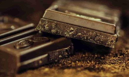 Mangiare cioccolato di sera provoca l’insonnia? Questa la verità