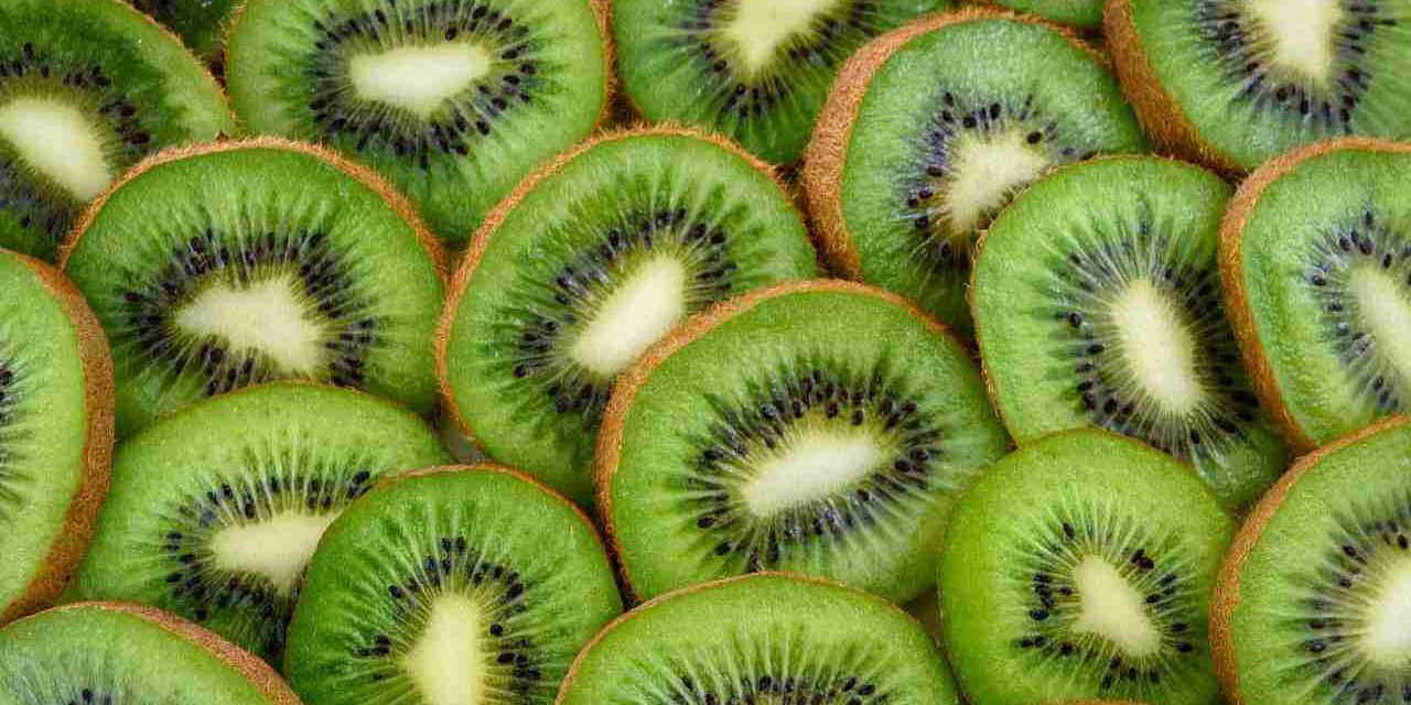 Mangiare kiwi tutti i giorni fa bene? La risposta della medicina